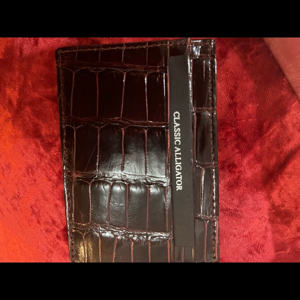 $215 alligator credit card wallet Bergdorfs brand new